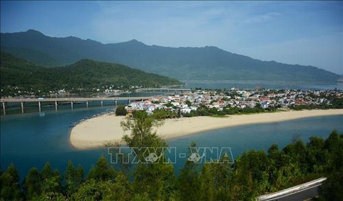 Vẻ yên bình của làng chài nhỏ khiến Lăng Cô trở thành nơi lý tưởng để tận hưởng vẻ đẹp nguyên sơ, thanh bình của thiên nhiên.