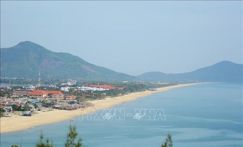 Bãi biển Lăng Cô trải dài thẳng tắp với bờ cát biển trắng tinh, mang vẻ đẹp hoang sơ.