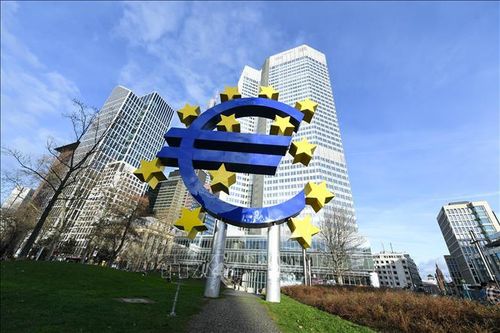 Biểu tượng đồng euro tại Frankfurt, Đức. Ảnh: THX/TTXVN