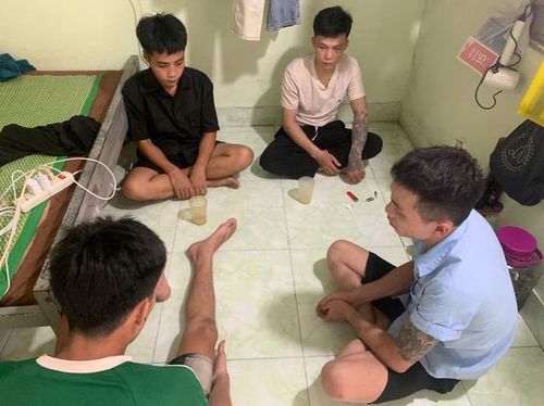 Các đối tượng bị cơ quan công an kiểm tra, bắt giữ. Ảnh: Công an tỉnh Hưng Yên