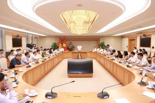 Phó Thủ tướng Chính phủ Lê Tiến Châu chủ trì cuộc họp với Bộ D&amp;ĐT, các cơ sở giáo dục, các chuyên gia về một số nội dung trọng tâm thuộc lĩnh vực giáo dục và đào tạo (Ảnh: moet.gov.vn).