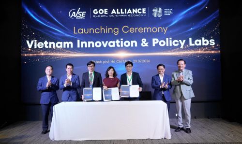 Các đại biểu thực hiện nghi thức ký kết Tuyên bố Đồng sáng lập Vietnam Innovation &amp; Policy Labs.