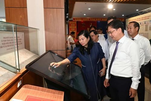 Phó Chủ tịch UBND TP Hồ Chí Minh Nguyễn Mạnh Cường xem các tư liệu tại Triển lãm.
