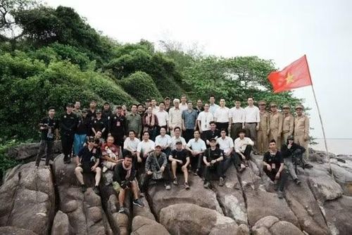 Đoàn làm phim Kế hoạch CM12 sau cảnh quay thành công tại Hòn Đá Bạc, Cà Mau. Ảnh: Điện ảnh CAND.