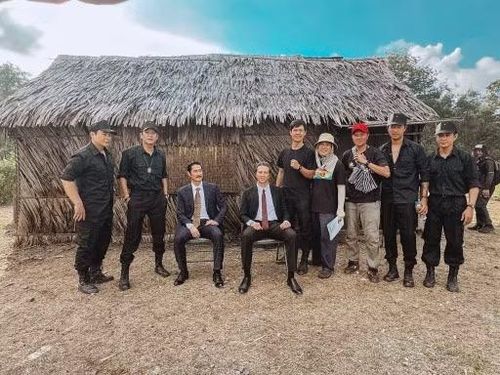 Các diễn viên Huy Khánh, Hoàng Anh (ngồi), trong vai các đối tượng phản động cầm đầu Lê Quốc Túy, Mai Văn Hạnh trong bối cảnh tái hiện căn cứ của các đối tượng phản động ở nước ngoài. Ảnh: Điện ảnh CAND.