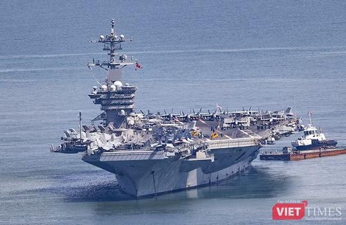 Cũng giống như 10 tàu sân bay nguyên tử lớp Nimitz, USS George Washington là tàu sân bay hạt nhân thứ 6, được đóng theo hợp đồng giữa Hải quân Mỹ và công ty đóng tàu Newport News Shipbuilding, Virginia, Hoa Kỳ và cùng sở hữu những tính năng vượt trội của "siêu tàu sân bay".