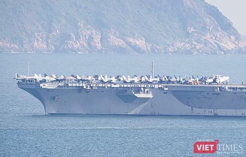 Siêu tàu sân bay năng lượng hạt nhân này có diện tích sàn khoảng 1,8 ha; chiều dài 333 m, rộng 78 m, cao 74 m; lượng giãn nước khoảng 100.000 tấn. Khả năng tấn công của USS George Washington được bổ trợ bằng năng lực phòng thủ gồm: 2 bệ phóng tên lửa đối không Sea Sparrow, 2 bệ phóng tên lửa đối không tầm gần RIM.