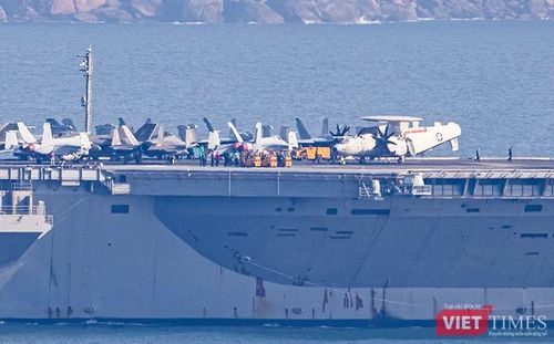 Chiến đấu cơ và máy bay trinh thám trên tàu sân bay USS George Washington (CVN-73). Ảnh XM.