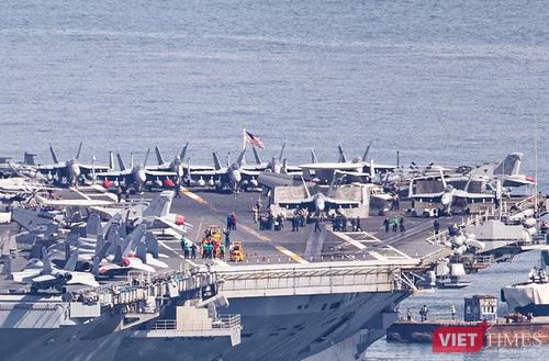 Đội thủy thủ của USS George Washington có biên chế từ 5.500 – 6.200 sĩ quan, thủy thủ (gồm: 3.200 thủy thủ và 2.480 phi công, nhân viên không quân). Tàu trữ đủ lương thực để hoạt động 90 ngày trên biển và mỗi ngày trên tàu phục vụ khoảng 18.150 phần ăn. Nhà máy khử muối trên tàu sản xuất ra một lượng nước đủ dùng cho 2.000 gia đình mỗi ngày.