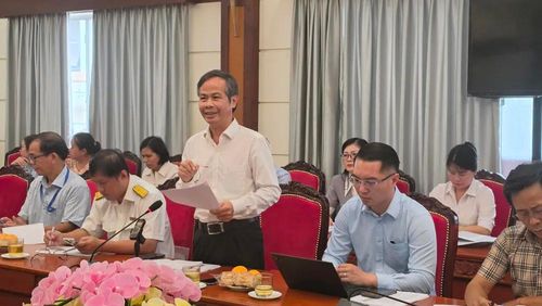 Ông Trịnh Xuân Đức, Phó Tổng giám đốc Tập đoàn Becamex, phát biểu tại hội nghị, sáng 30-7