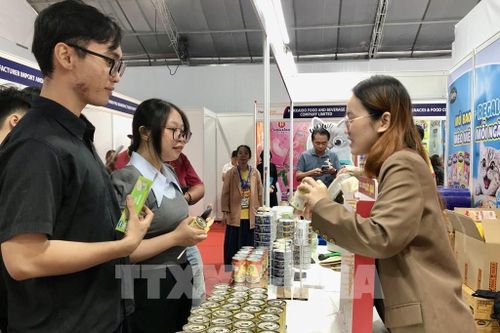 Người mua hàng tìm nguồn cung mới tại sự kiện. Ảnh: Mỹ Phương – TTXVN