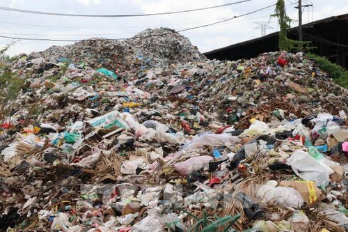 Bãi rác xã Song Lộc thường xuyên bị quá tải, gây ô nhiễm. Ảnh: Thanh Hòa- TTXVN