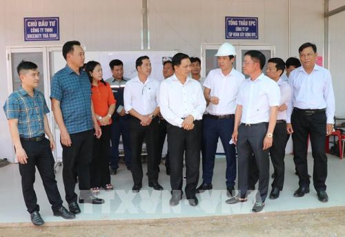 Bí thư Tỉnh ủy Vĩnh Long Trần Văn Lâu nghe chủ đầu tư báo cáo tiến độ thực hiện Nhà máy xử lý chất thải rắn Trà Vinh. Ảnh: Thanh Hòa- TTXVN