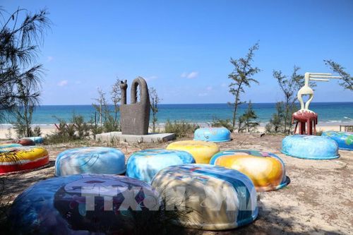 Không gian sắp đặt nghệ thuật bên bãi biển ở làng chài Tam Thanh (phường Quảng Phú, thành phố Đà Nẵng). Ảnh: Đỗ Trưởng - TTXVN