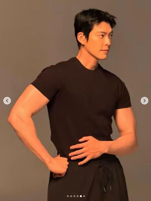 Kim Woo Bin chia sẻ hậu trường chụp ảnh cho một thương hiệu.