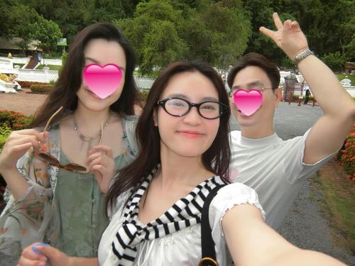 Ninh Dương Lan Ngọc vui vẻ bên người thân thương trong chuyến đi.
