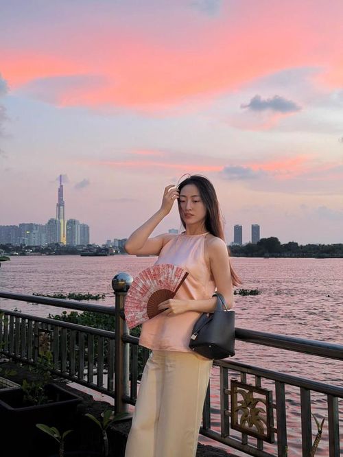  Lương Thùy Linh tự tin để mặt mộc khi đăng tải ảnh đời thường lên mạng xã hội. Ảnh: FBNV