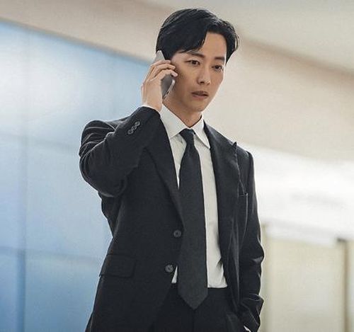 Nhân vật Kang Tae Joo chết lặng sau cuộc điện thoại bí ẩn.