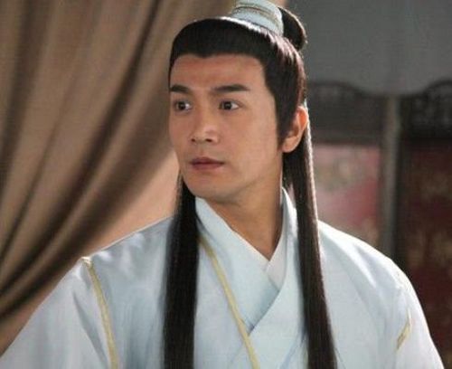 Sở Lưu Hương nổi tiếng là người phong lưu, được nhiều mỹ nhân ngưỡng mộ. Thế nhưng, Tô Dung Dung mới là người luôn kề vai sát cánh và được xem là tri kỷ của "Đạo Soái". Không quá nhiều lời hứa hẹn hay những màn bày tỏ tình cảm, mối quan hệ giữa hai người chinh phục khán giả bằng sự thấu hiểu, tin tưởng và đồng hành. Chính điều đó khiến Sở Lưu Hương - Tô Dung Dung trở thành một trong những cặp đôi kinh điển nhất của dòng phim võ hiệp Hoa ngữ.