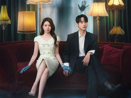 Kết hợp hài hước, lãng mạn và giật gân, Chuyện Tình Ma Quái xoay quanh Cheon Yeo Ri - nữ tài phiệt có khả năng nhìn thấy linh hồn và Ma Gang Uk, một công tố viên xuất sắc nhưng lại vô cùng sợ ma. Điều đặc biệt là khi hai người chạm vào nhau, năng lực của họ có thể bổ trợ lẫn nhau, giúp họ phá giải những vụ án còn bỏ ngỏ và hỗ trợ các linh hồn tìm lại công lý. Bên cạnh những tình tiết bí ẩn, tác phẩm còn xây dựng chuyện tình nhẹ nhàng, hài hước giữa hai nhân vật chính, tạo nên sức hút với đông đảo khán giả yêu thích dòng phim pha trộn nhiều thể loại.