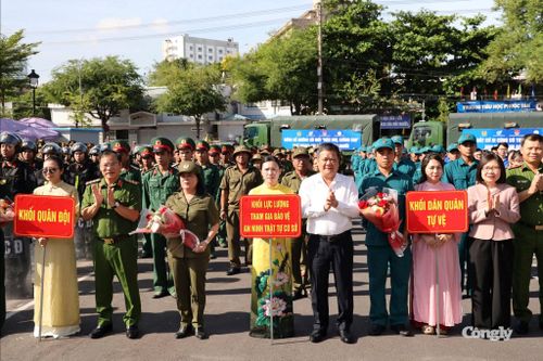 Ông Trần Phong, Bí thư Tỉnh ủy tỉnh Khánh Hòa và Thượng tướng Nguyễn Văn Long, Thứ trưởng Bộ Công an, biểu dương đội ngũ, phương tiện sau lễ phát động tại Khánh Hòa.