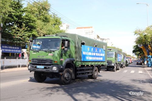 Các lực lượng tham gia diễu hành tuyên truyền phòng, chống mua bán người trên các tuyến phố trung tâm Nha Trang.