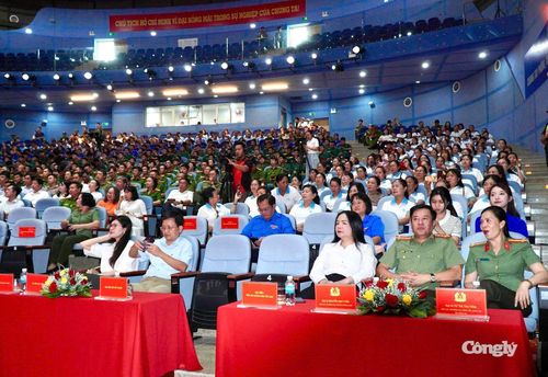 Phó Tổng Biên tập Báo Công lý Tô Thị Lan Phương (thứ 2 từ phải qua) tham dự Lễ phát động.