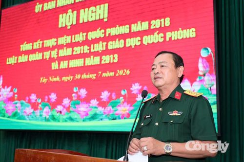 Đại tá Trần Đình Hưng – Phó Chỉ huy trưởng, Tham mưu trưởng Bộ CHQS tỉnh thừa ủy quyền Ủy ban nhân tỉnh chủ trị hội nghị.
