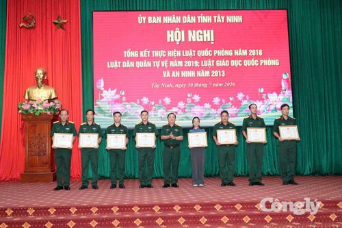 Trao khen thưởng cho các tập thể, cá nhân có thành tích tiêu biểu trong thực hiện ba luật.