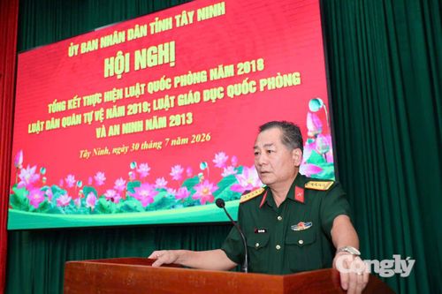 Đại tá Trần Hữu Nhân – Phó Tham mưu trưởng Quân khu thừa ủy quyền Bộ Tư lệnh Quân khu phát biểu chỉ đạo hội nghị.