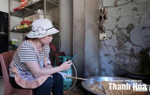 Livestream quy trình sản xuất là một trong các cách quảng bá, kết nối khách hàng hiệu quả của cơ sở sản xuất kẹo nhãn ở xã Linh Sơn.
