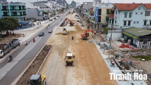 Ngành xây dựng phấn đấu tăng trưởng 13,63%, trong đó giải ngân 100% vốn đầu tư công là giải pháp quan trọng. (Trong ảnh: Thi công Dự án mở rộng Đại lộ Lê Lợi đoạn từ ngã tư Phú Sơn đến cầu Đống, TP Thanh Hóa cũ, nay là phường Hạc Thành).