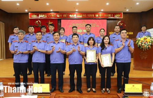 Lãnh đạo Viện Kiểm sát Nhân dân tỉnh trao giải cho các cá nhân đạt thành tích trong Cuộc thi “Ứng dụng AI trong kiểm sát bản án, quyết định giải quyết vụ, việc dân sự, hôn nhân và gia đình”.