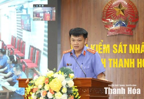 Đại biểu tham luận tại hội nghị.