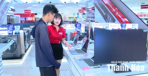 Nhân viên Trung tâm mua sắm Nguyễn Kim tư vấn các dòng laotop cho học sinh.