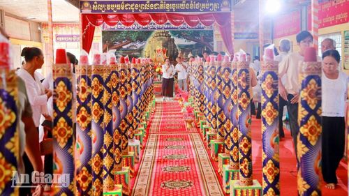 Mỗi dịp vào hạ, các chùa Phật giáo Nam tông Khmer lại rực sáng với hàng trăm cây đèn cầy hạ, gửi gắm lòng thành và ước nguyện hướng thiện của phật tử.