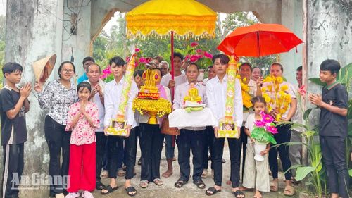 Phật tử xã Ngọc Chúc thành kính dâng đèn cầy hạ và tứ vật dụng đến chùa Cái Đuốc Lớn.