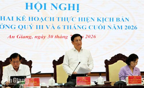 Ủy viên Trung ương Đảng, Phó Bí thư Tỉnh ủy, Chủ tịch UBND tỉnh An Giang Hồ Văn Mừng phát biểu chỉ đạo hội nghị.