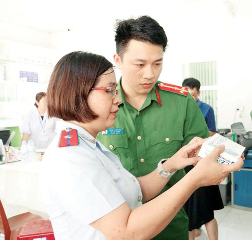  Đoàn liên ngành kiểm tra nguồn gốc thuốc, thực phẩm chức năng tại một nhà thuốc trên địa bàn phường Đồng Nguyên. (Ảnh tư liệu). 
