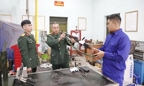 Công trình “Thiết bị chiếu sáng kiểm tra kỹ thuật nòng súng bộ binh” giúp quá trình kiểm tra, bảo dưỡng vũ khí nhanh, hiệu quả.