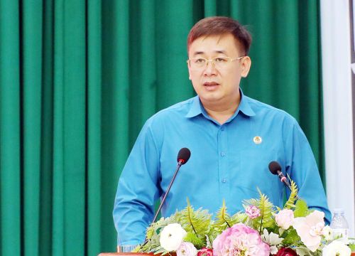 Đồng chí Thạch Văn Chung trao đổi với cán bộ công đoàn, đoàn viên tại hội nghị.