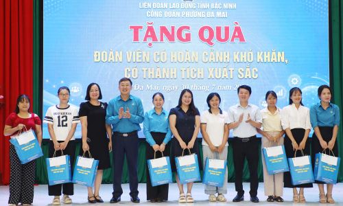 Lãnh đạo Liên đoàn Lao động tỉnh, Đảng ủy phường trao quà cho đoàn viên.