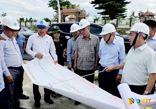 Chủ tịch HĐND thành phố Nguyễn Đức Dũng kiểm tra thực tế công trình chậm tiến độ trên địa bàn thành phố. Ảnh: TRỌNG HUY