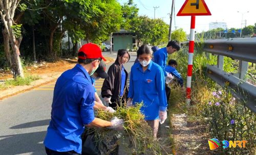 Tuổi trẻ phường Cẩm Lệ ra quân dọn vệ sinh tại điểm đen ô nhiễm trên địa bàn. Ảnh: NGỌC QUỐC