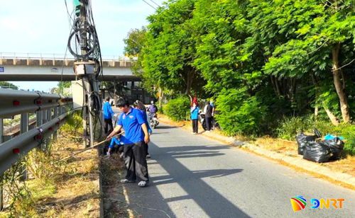 Tuổi trẻ phường Cẩm Lệ phối hợp dọn vệ sinh môi trường tại đường gom dưới chân cầu vượt Hòa Cầm. Ảnh: NGỌC QUỐC