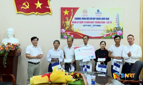 Chủ tịch UBND phường Hòa Khánh Huỳnh Anh Vũ (bìa phải) tặng quà người có công do UBND phường phối hợp doanh nghiệp DACINCO thực hiện. Ảnh: LÊ PHẠM