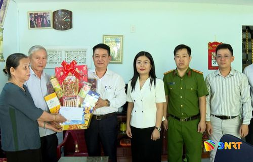 Bí thư Đảng ủy, Chủ tịch HĐND phường Hòa Khánh Nguyễn Hà Bắc (thứ 3 từ trái sang) thăm hỏi, động viên và tặng quà người có công. Ảnh: LÊ PHẠM
