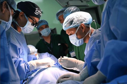 Bác sĩ Joon Kim (bên trái), chuyên gia tình nguyện của Orbis, hướng dẫn thực hành phẫu thuật cho các bác sĩ Việt Nam. ẢNH: ORBIS
