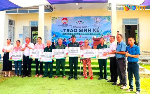 Ủy ban MTTQ Việt Nam xã Đại Lộc phối hợp với Hội đồng hương xã Đại Lộc tại Thành phố Hồ Chí Minh trao sinh kế hỗ trợ người dân. Ảnh: ĐVCC