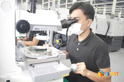 Hoạt động sản xuất tại Công ty TNHH ICT Vina (Tập đoàn Dentium), Khu Công nghệ cao Đà Nẵng. Ảnh: MAI QUẾ